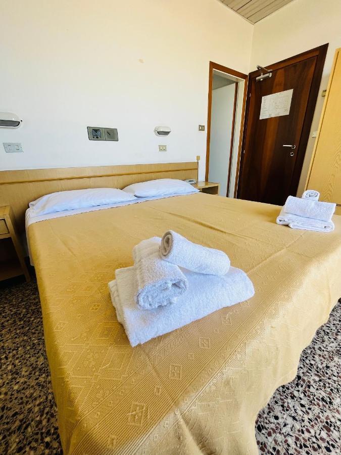 Hotel Columbia Frontemare Римини Экстерьер фото