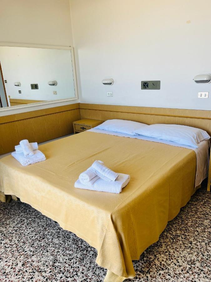 Hotel Columbia Frontemare Римини Экстерьер фото