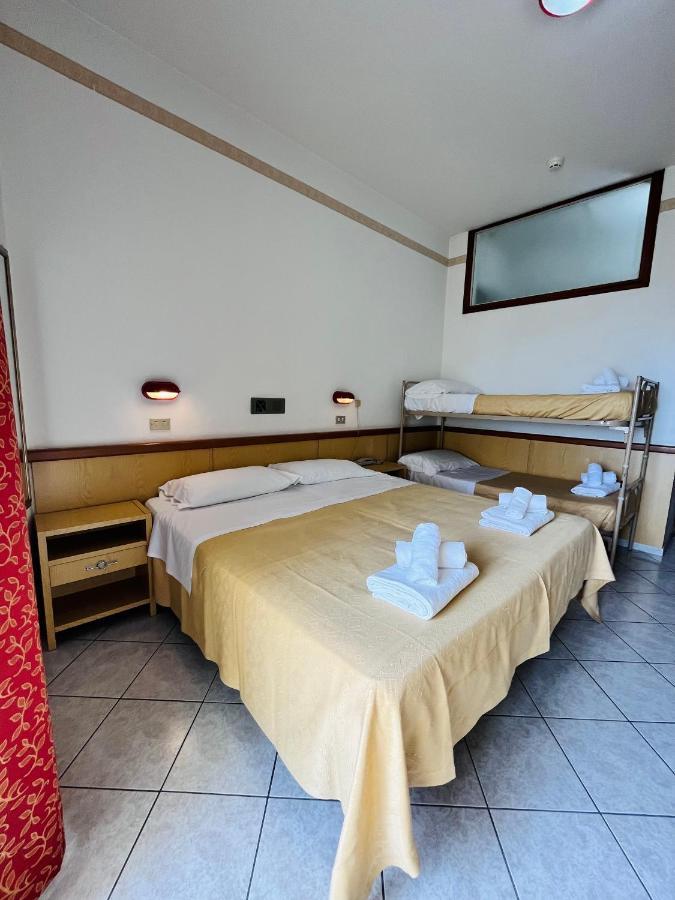 Hotel Columbia Frontemare Римини Экстерьер фото