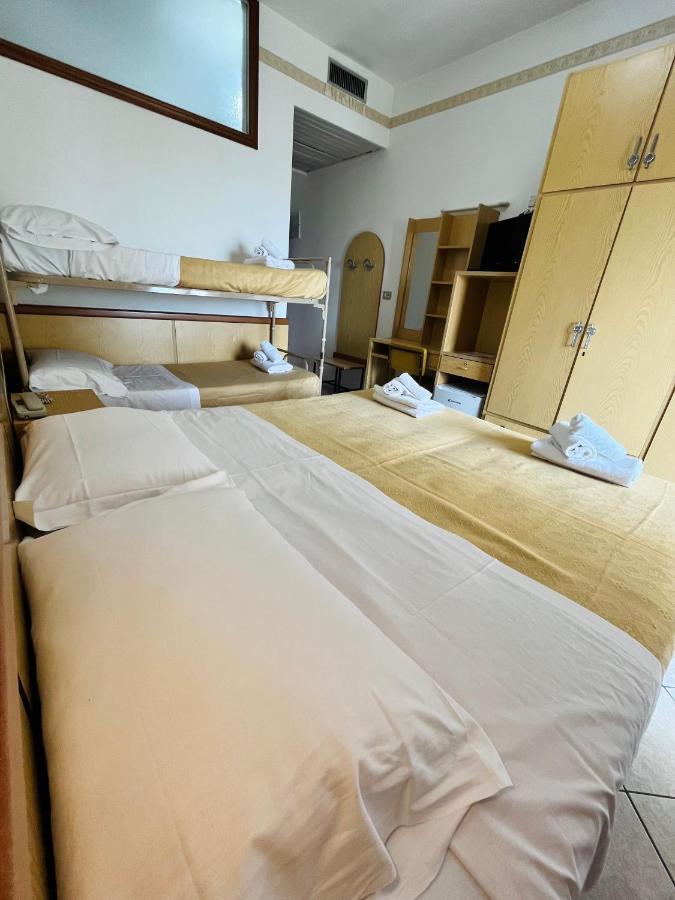 Hotel Columbia Frontemare Римини Экстерьер фото
