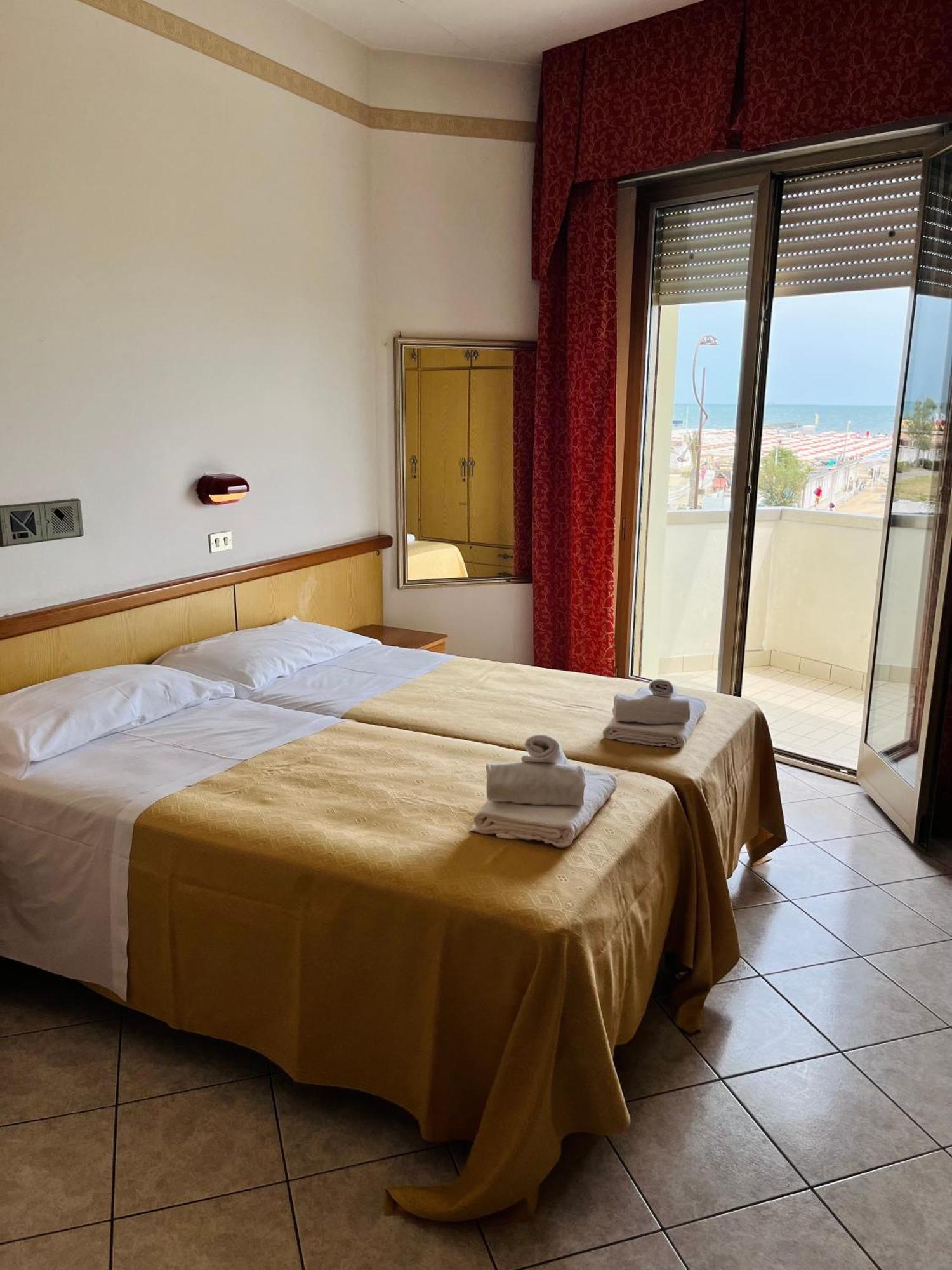 Hotel Columbia Frontemare Римини Экстерьер фото