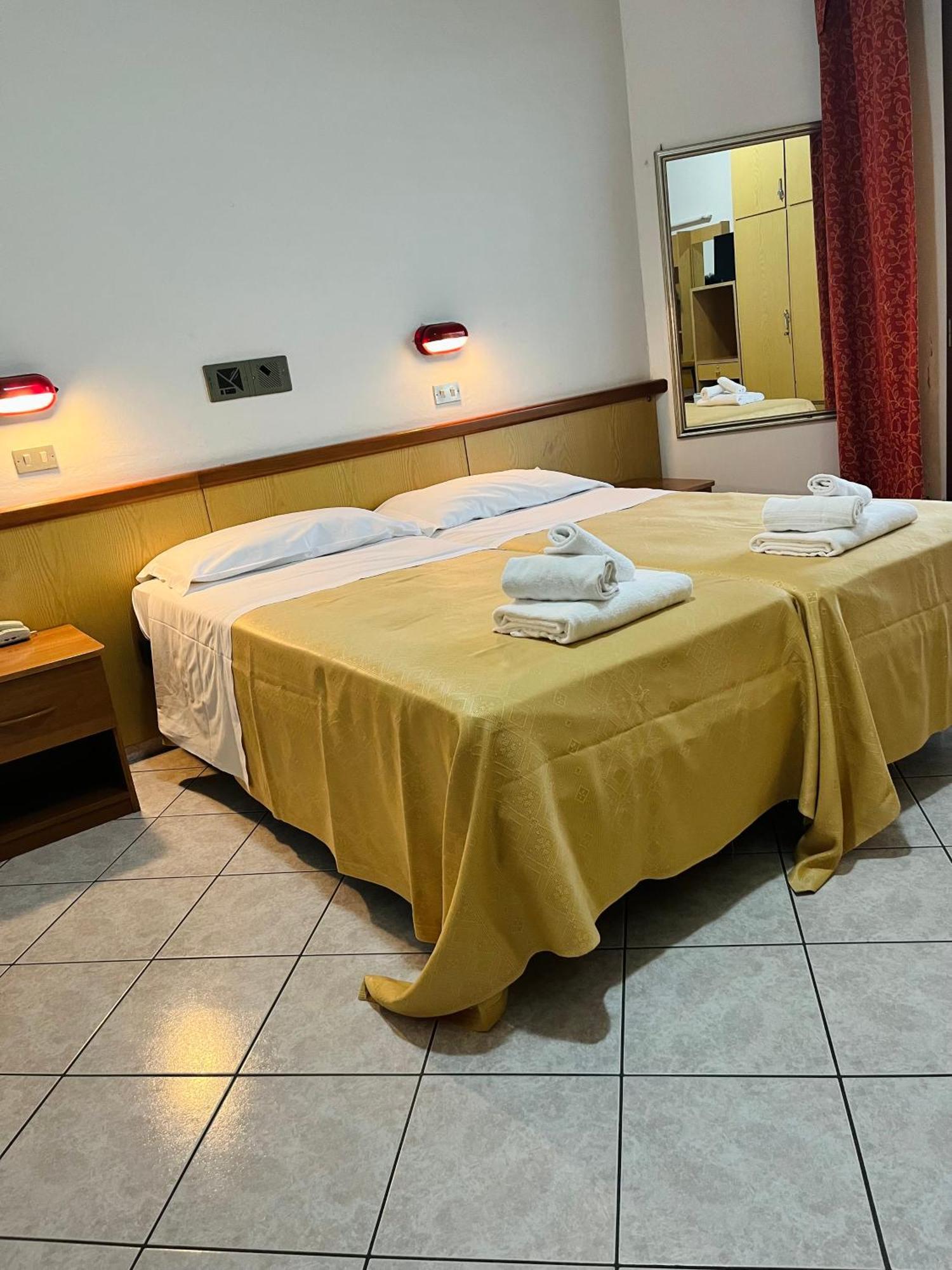Hotel Columbia Frontemare Римини Экстерьер фото