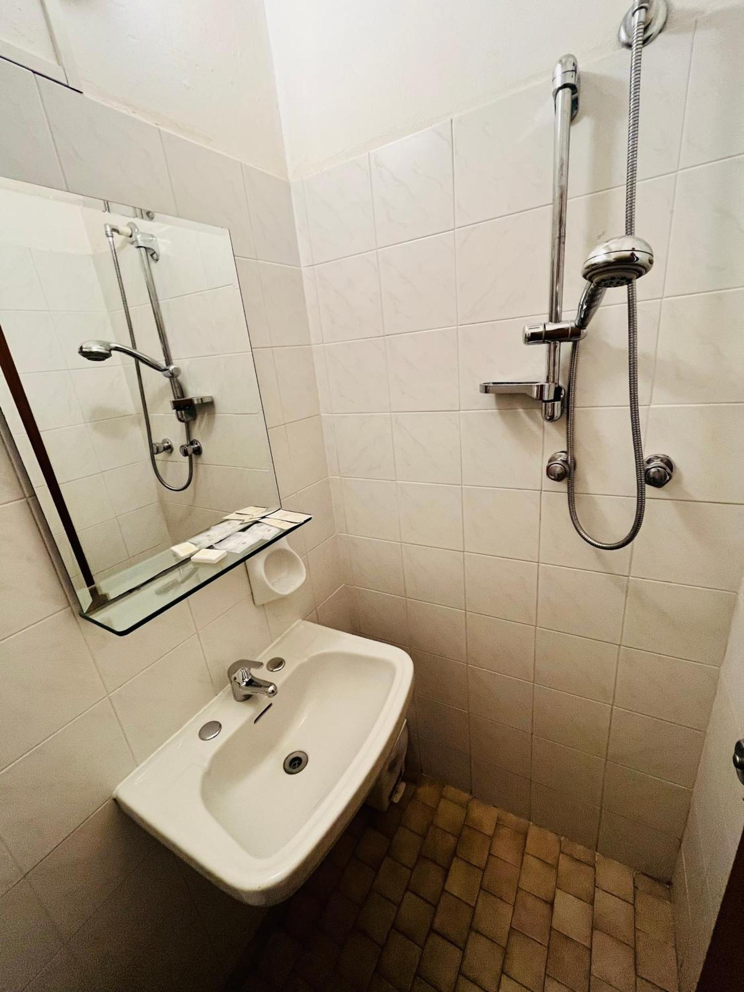 Hotel Columbia Frontemare Римини Экстерьер фото