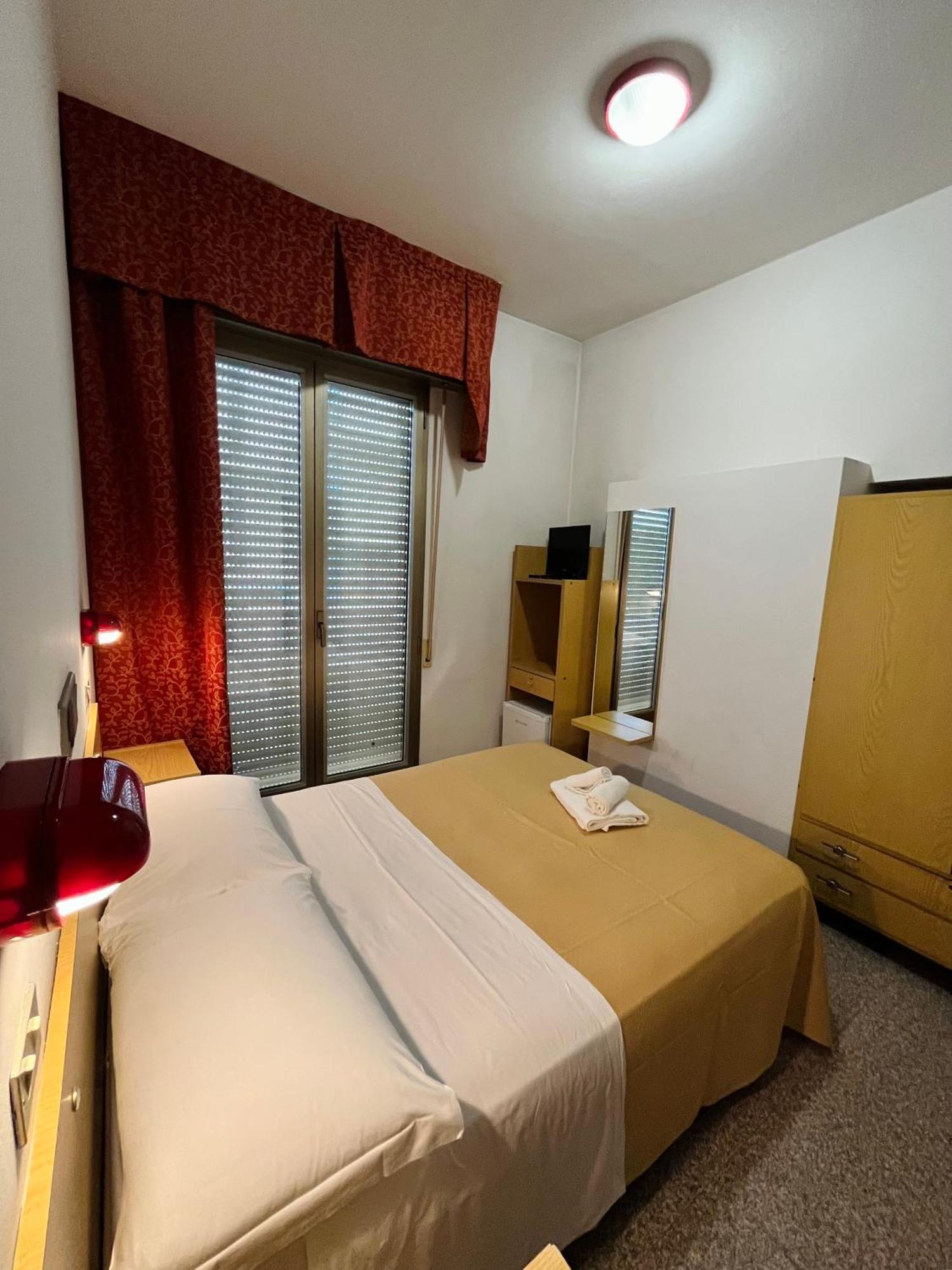 Hotel Columbia Frontemare Римини Экстерьер фото